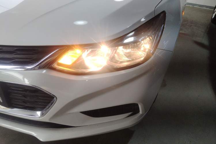 Used Chevrolet Cruze 2017 1.5L Hatchback Automatic Pioneer Sunroof Edition
