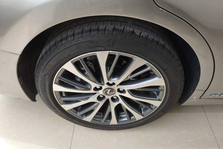 Used Lexus ES 2020 300h Deluxe Edition
