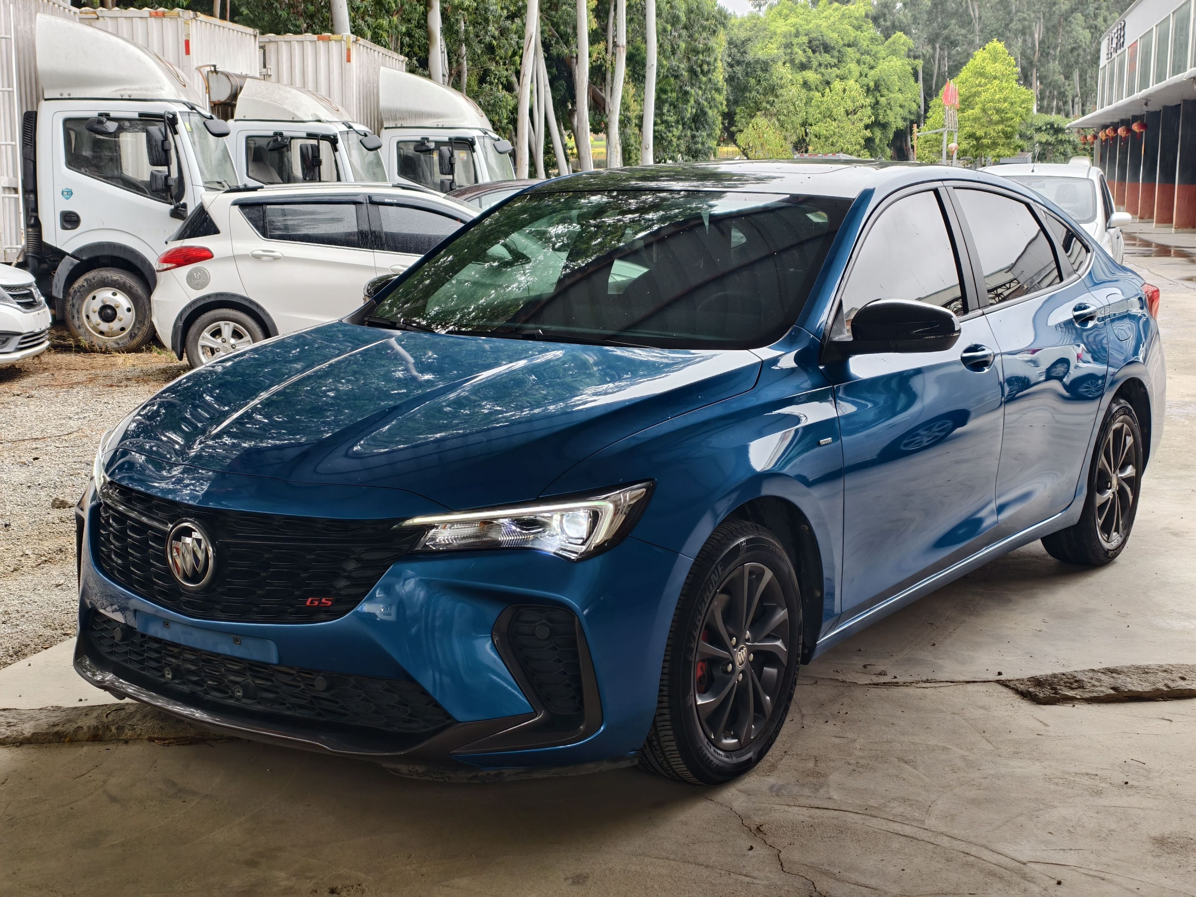 تحت مقدمة السيارة