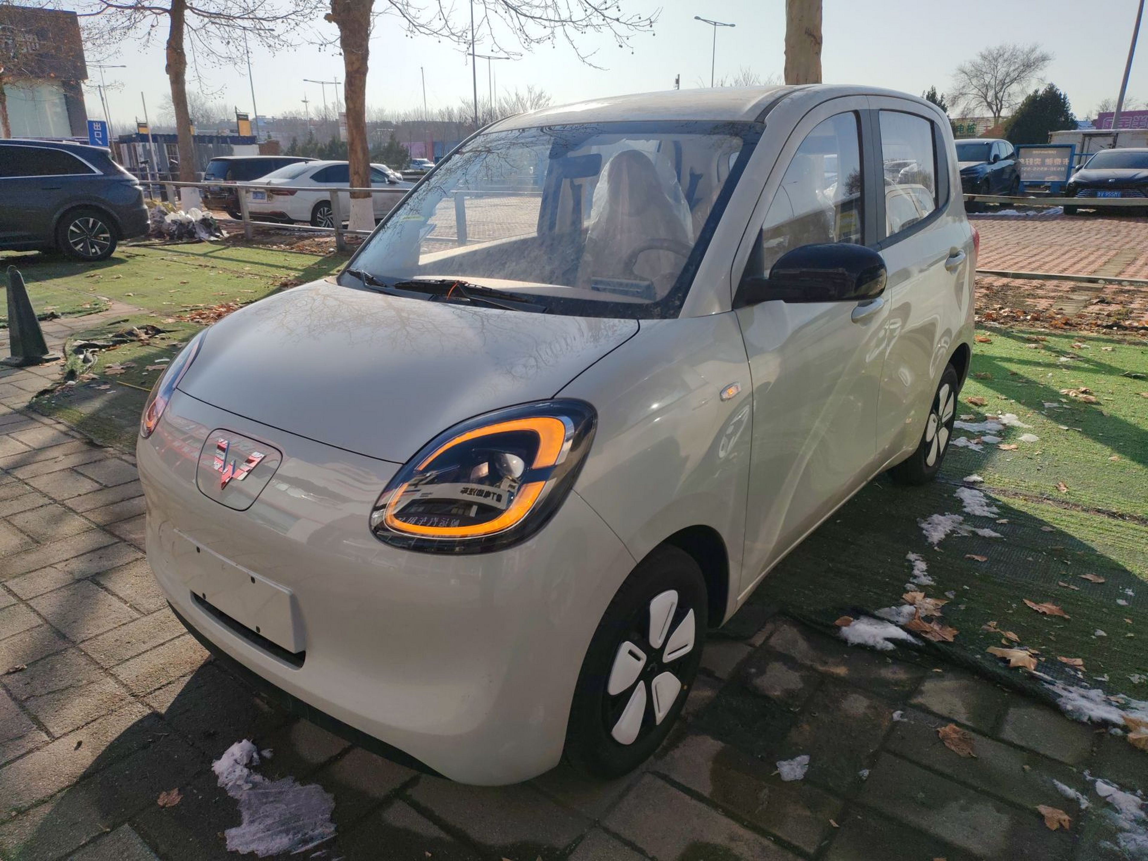 Под передней частью автомобиля