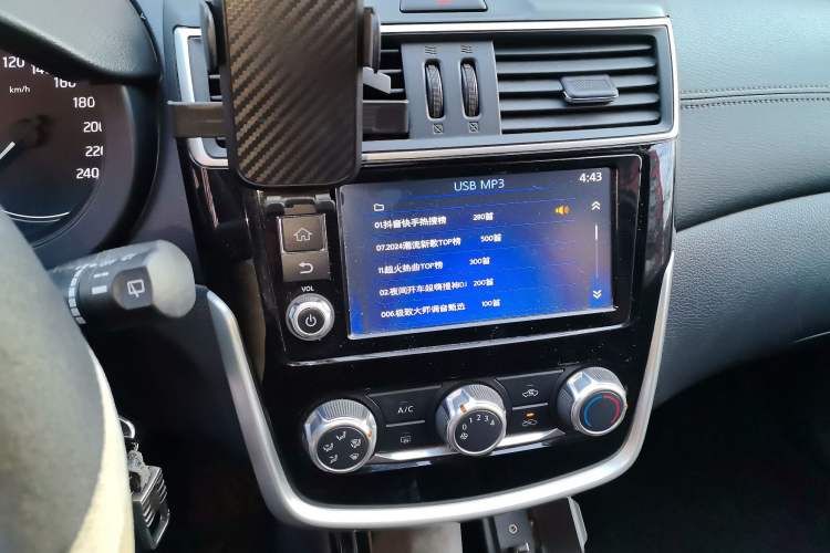 Used Nissan Tiida 2016 1.6L CVT Cool Dynamic Edition