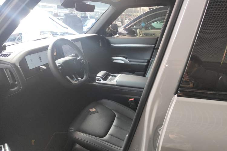 Used  G318 2024 Four-Wheel-Drive Air Suspension Model