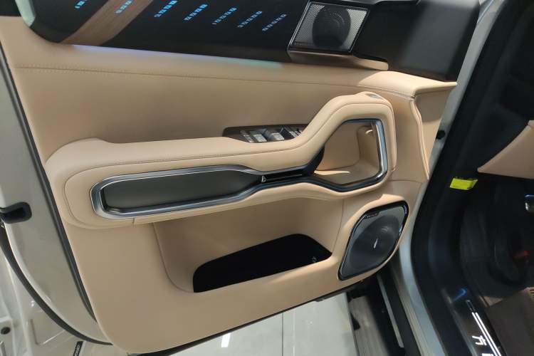 Used  Leopard 8 2025 Smart & Brave Flagship Edition 6 Seats
