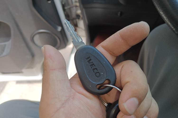 Used Iveco Daily 2020 2.5T A35 Passenger Van with Dual Tires Mid-Roof Design 5-9 Seater Side-Sliding Door China V Emission Standard
