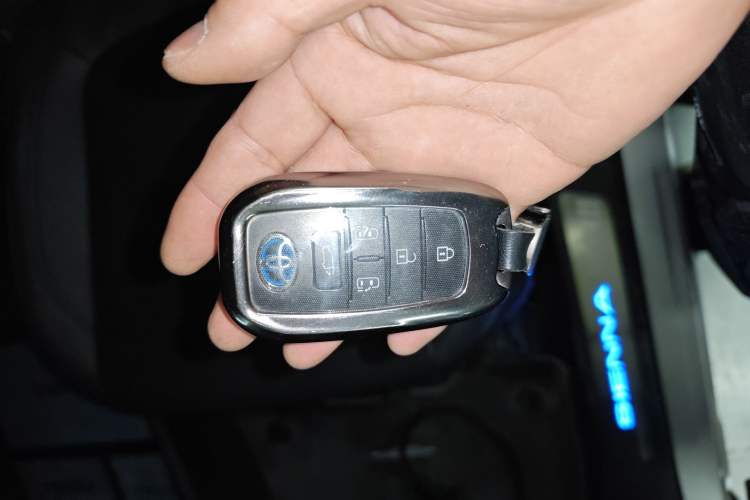 Used Toyota Sienna 2021 2.5L Hybrid Premium Edition