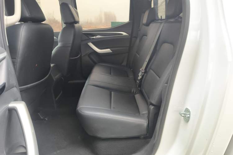 Used SAIC MAXUS T60 2022 5th Anniversary Edition 2.0T Diesel Manual Two-Wheel Drive High Ground Clearance Comfortable Version with Extended Cabin
