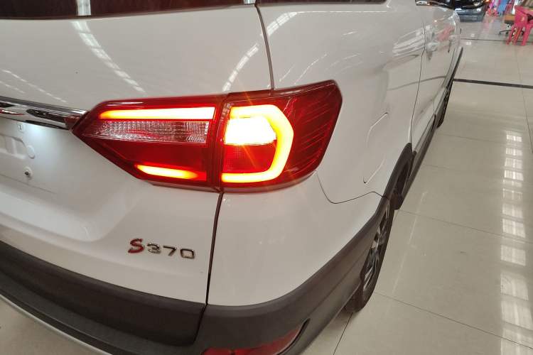 Used Dongfeng Fengon 370 2018 S370 1.5L Manual Luxury 5-Seater
