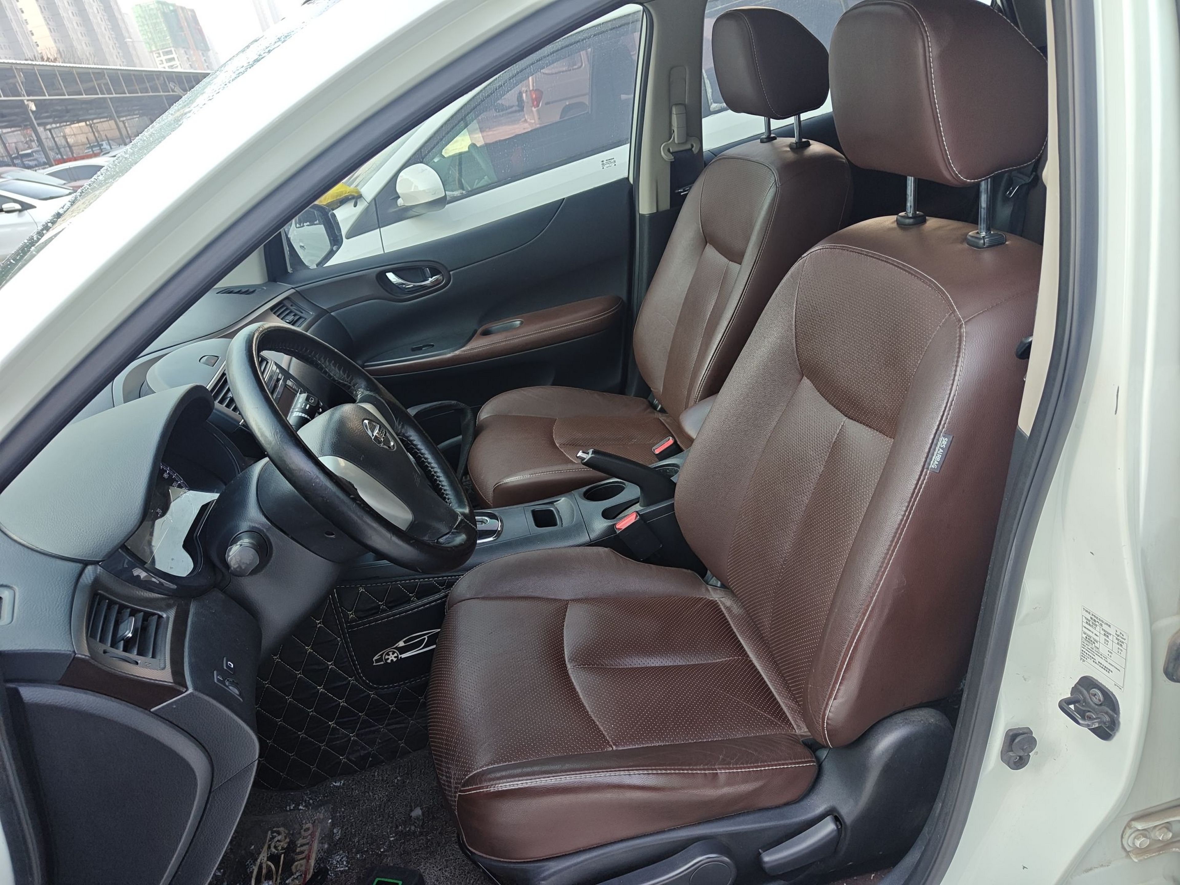 Переднее сиденье в автомобиле