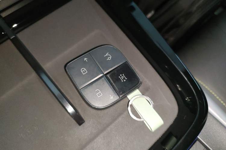 Used Lynk & Co 08 EM-P 2025 220 km All-Wheel-Drive Performance Halo
