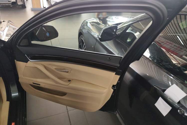 Used BMW 5 Series 2015 535Li Leading Model
