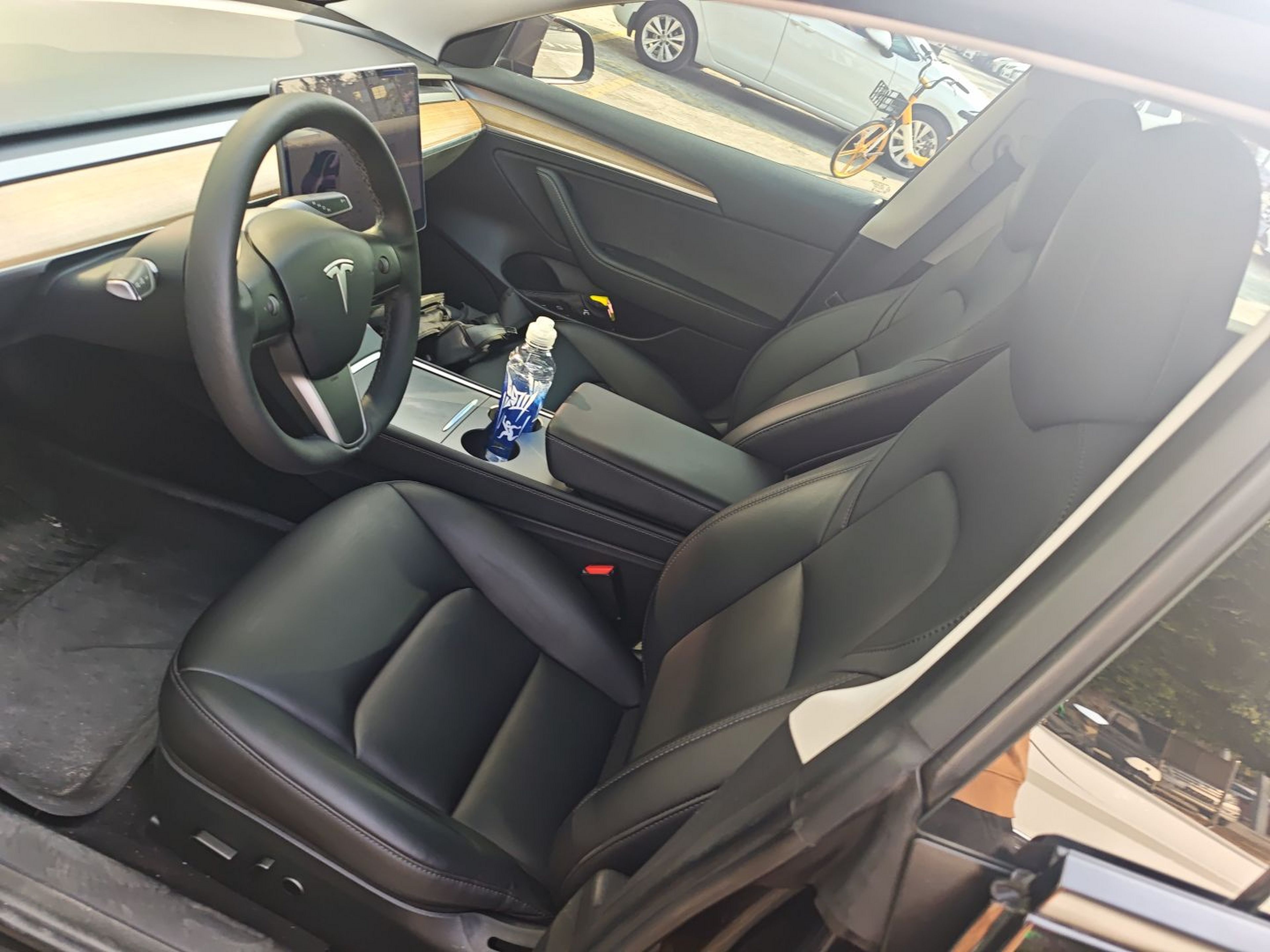 Переднее сиденье в автомобиле