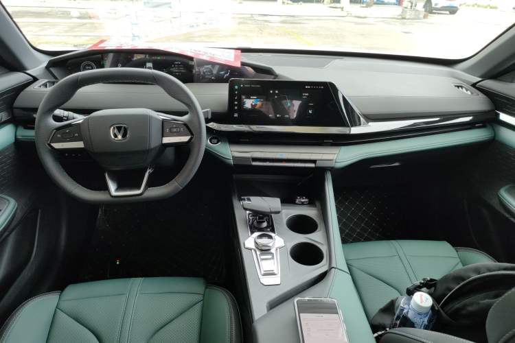 Used Changan UNI-V iDD 2024 Blue Whale Smart Electric iDD 136km Smart & Fun Model
