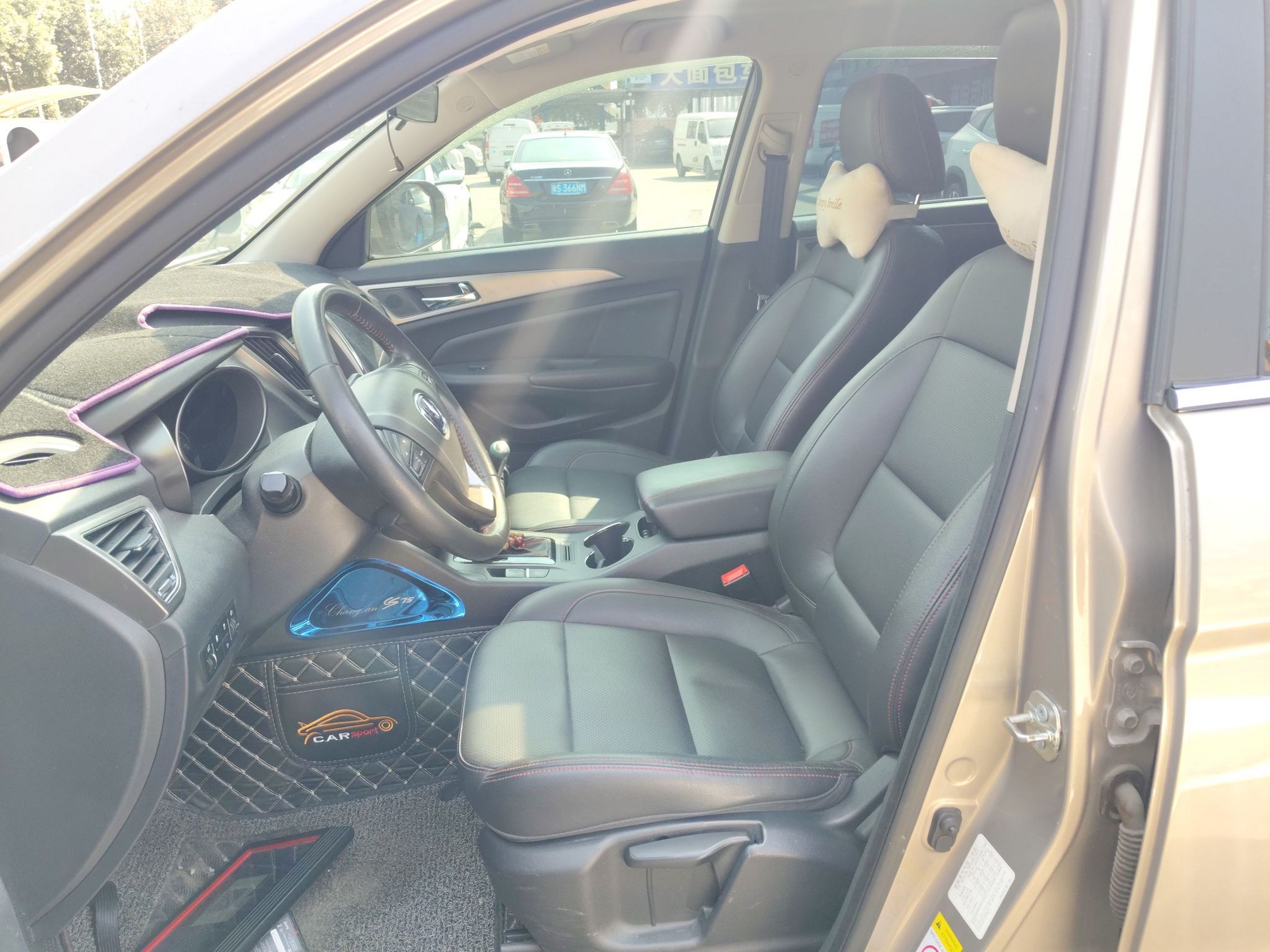 المقاعد الأمامية داخل السيارة