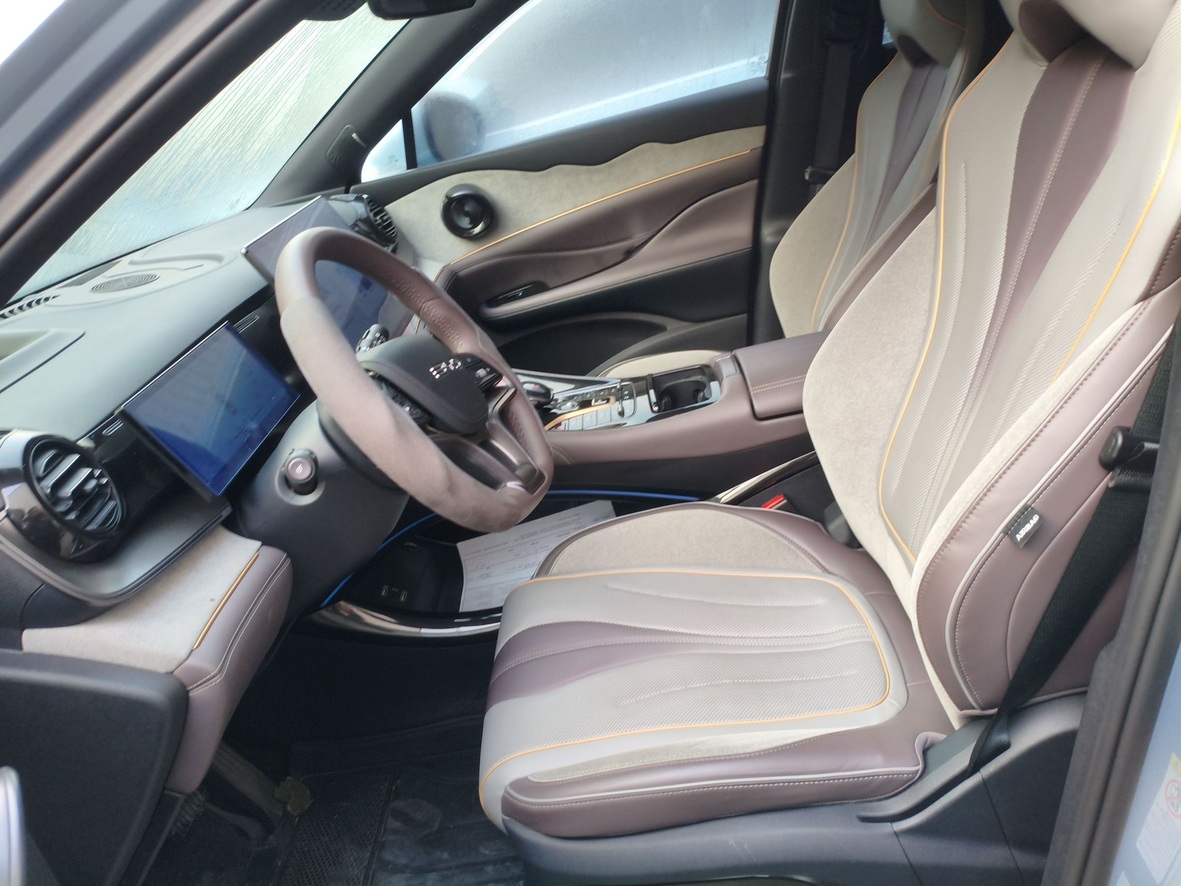 المقاعد الأمامية داخل السيارة