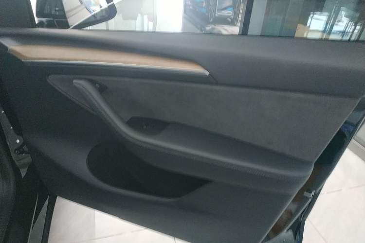 Used Tesla Model Y 2021 Long-Range All-Wheel-Drive Version 3D7
