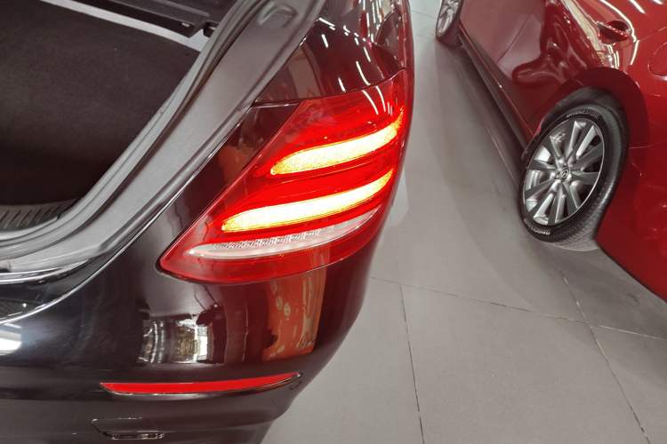 Used Mercedes-Benz E-Class 2019 E 300 L Sporty and Stylish Model