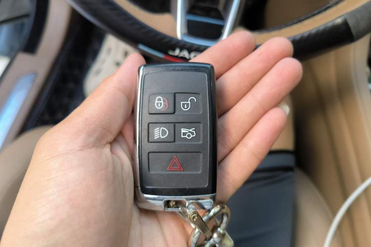 Used Jaguar XFL 2023 XFL 2.0T P250 Two-Wheel-Drive Prestige Luxury Gold Edition
