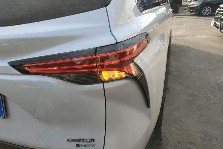 Used Toyota Sienna 2024 2.5L Hybrid Luxury Edition