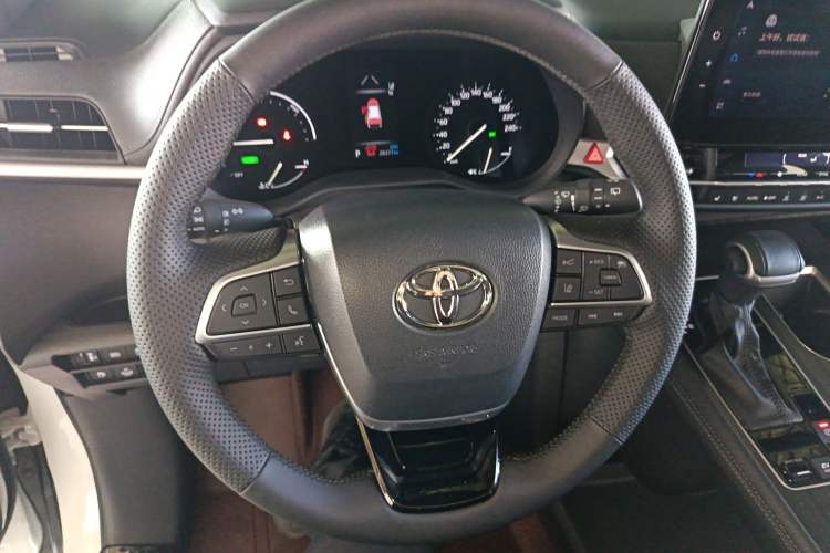 Used Toyota Sienna 2023 2.5L Hybrid Deluxe Edition