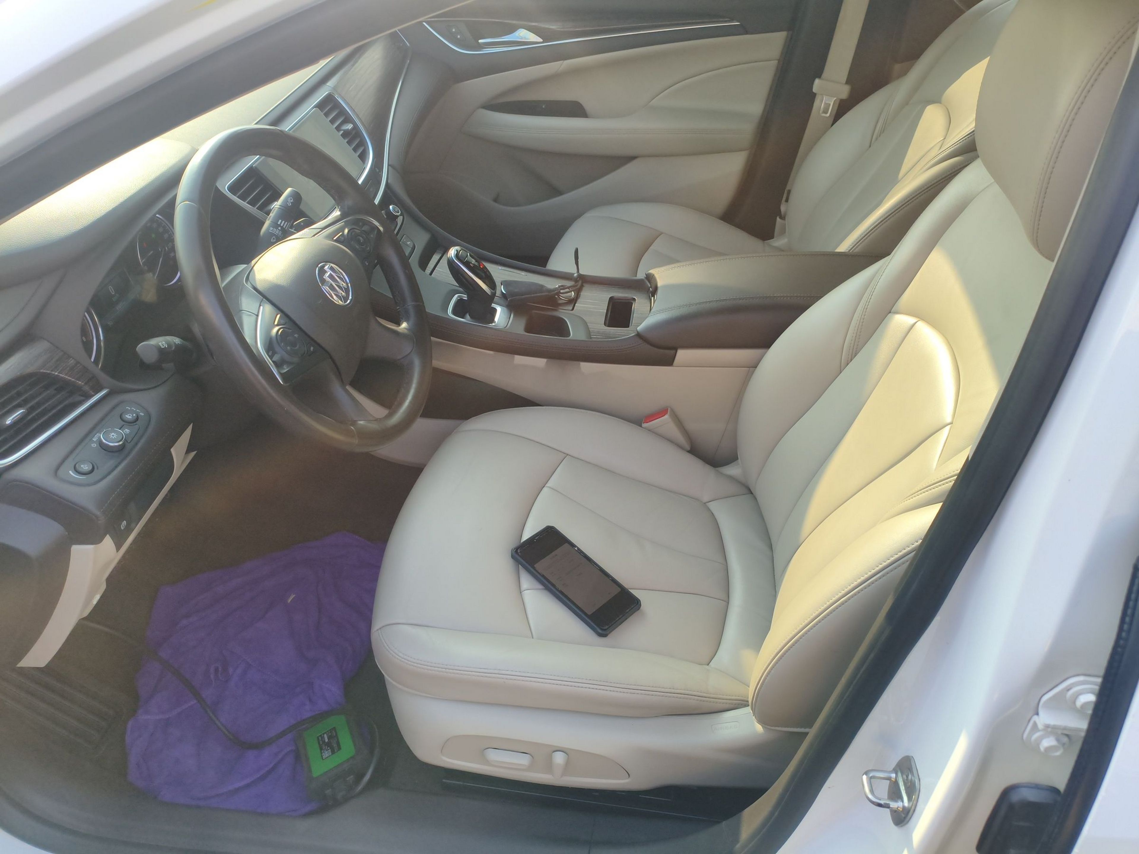 المقاعد الأمامية داخل السيارة