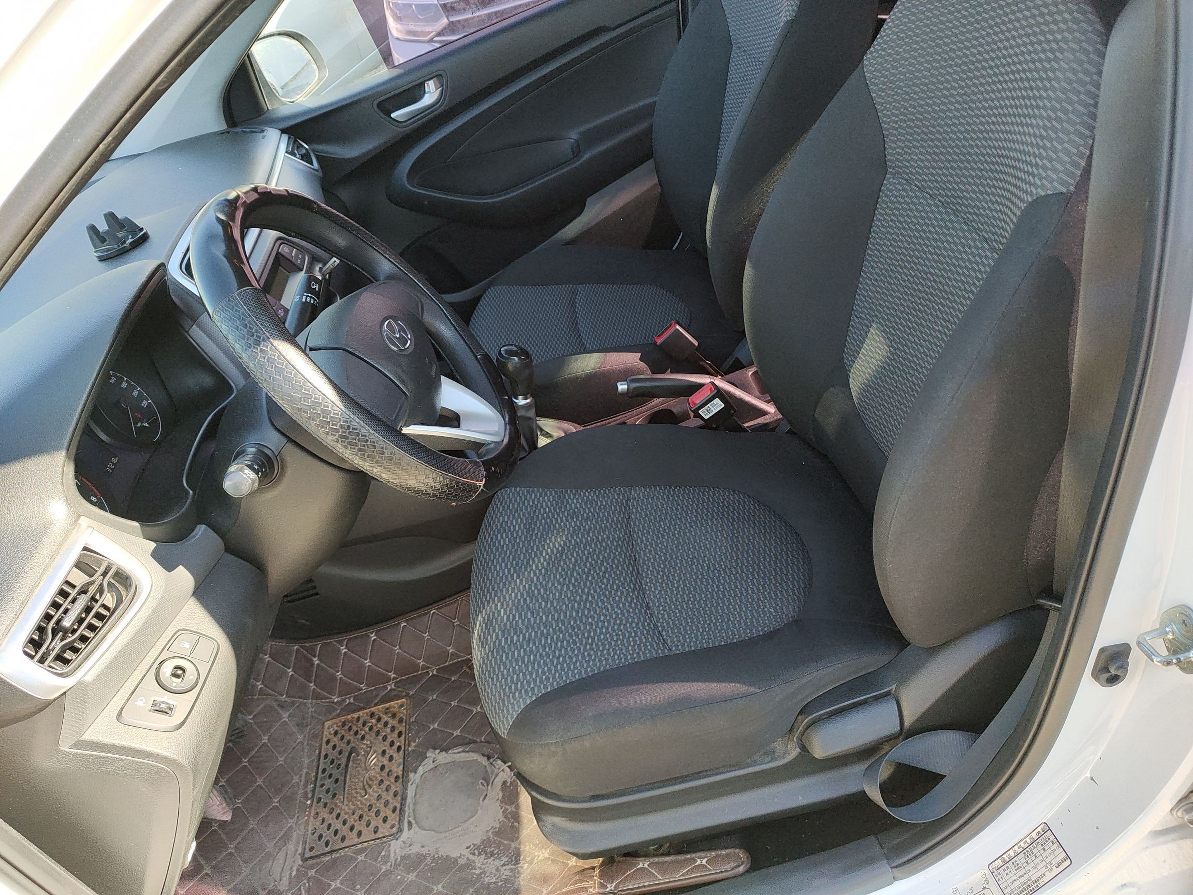 Переднее сиденье в автомобиле