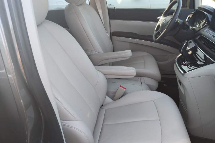 Used Buick GL8 2023 Land Executive Class Comfort Model