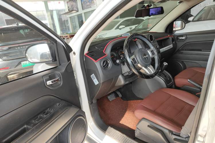 Used  Compass 2015 2.0L two-wheel drive sport version