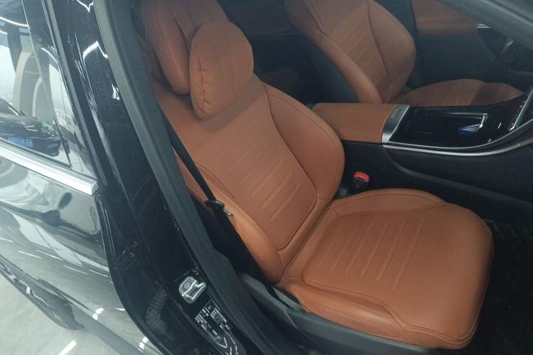 Used Mercedes-Benz GLC 2023 GLC 260 L 4MATIC Luxury Model 5 Seats