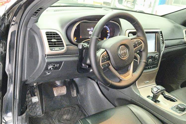 Used  Grand Cherokee (Import) 2015 3.0L Comfort Navigation Edition
