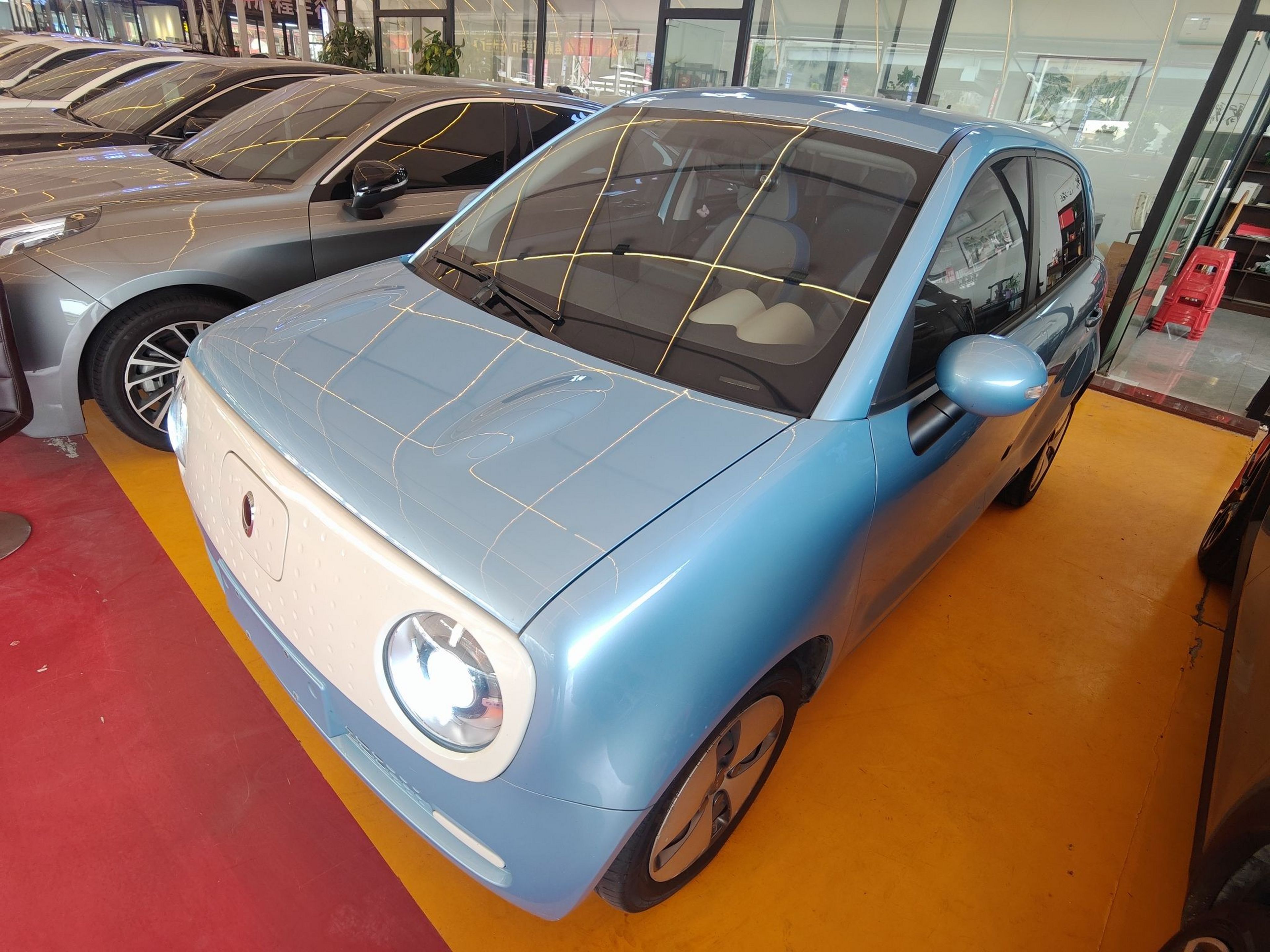 تحت مقدمة السيارة