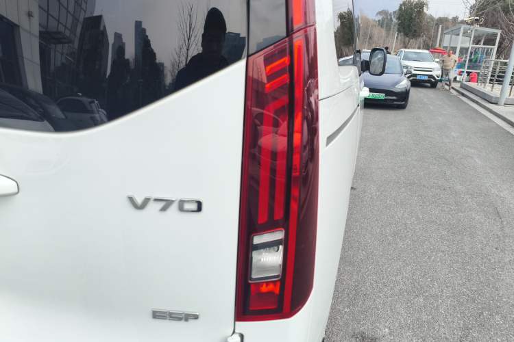 Used SAIC MAXUS Xintu V70 2023 2.0T Elite Edition Manual Transmission Short Wheelbase Low Roof 5/6 Seats (125 hp)
