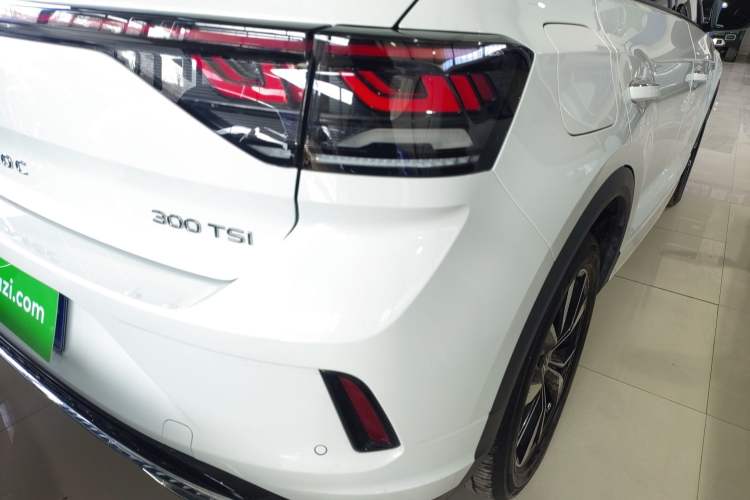 Used Volkswagen T-ROC 2024 300TSI DSG Two-Wheel-Drive Chen Guang Edition
