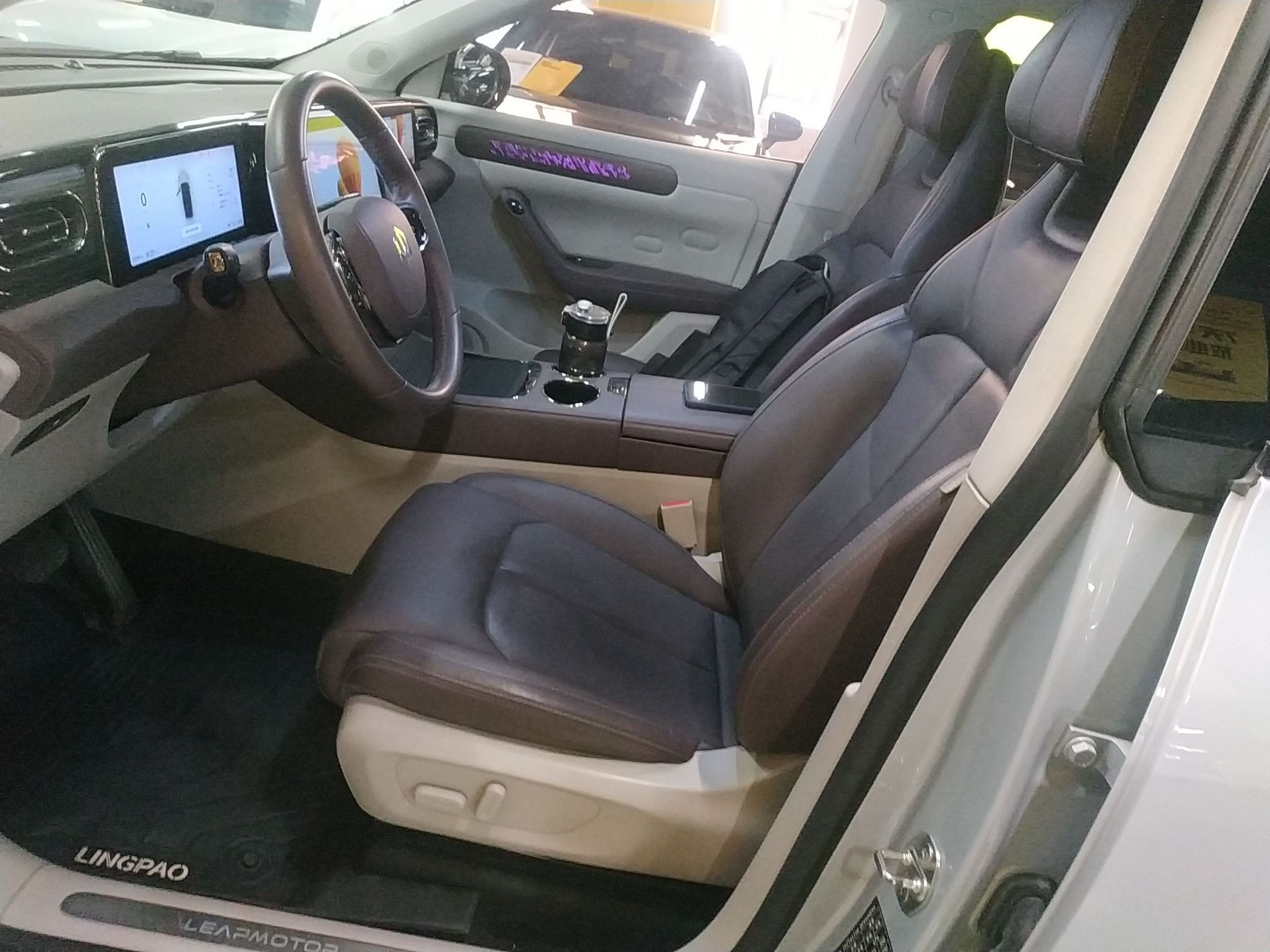 Переднее сиденье в автомобиле