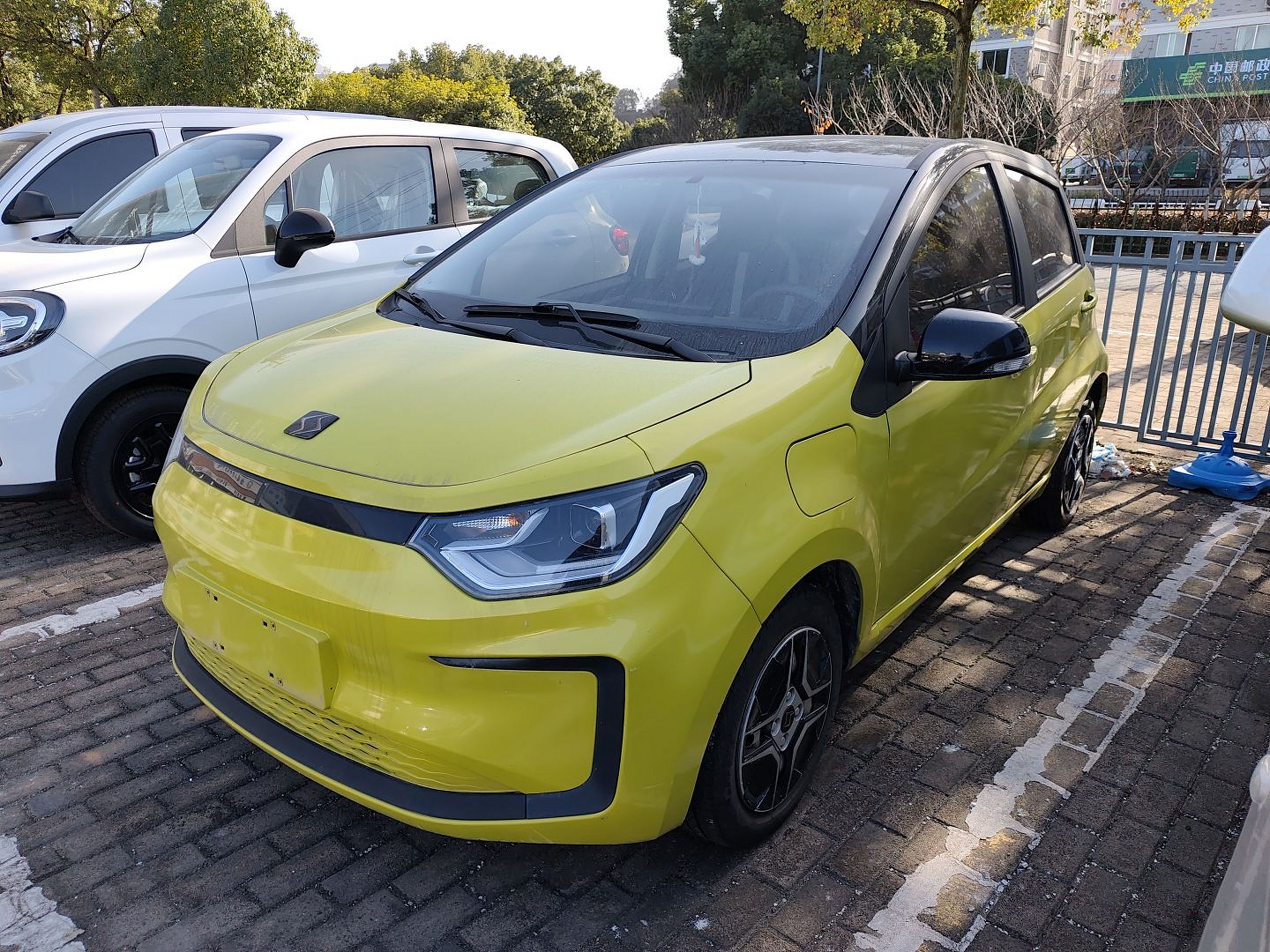 تحت مقدمة السيارة