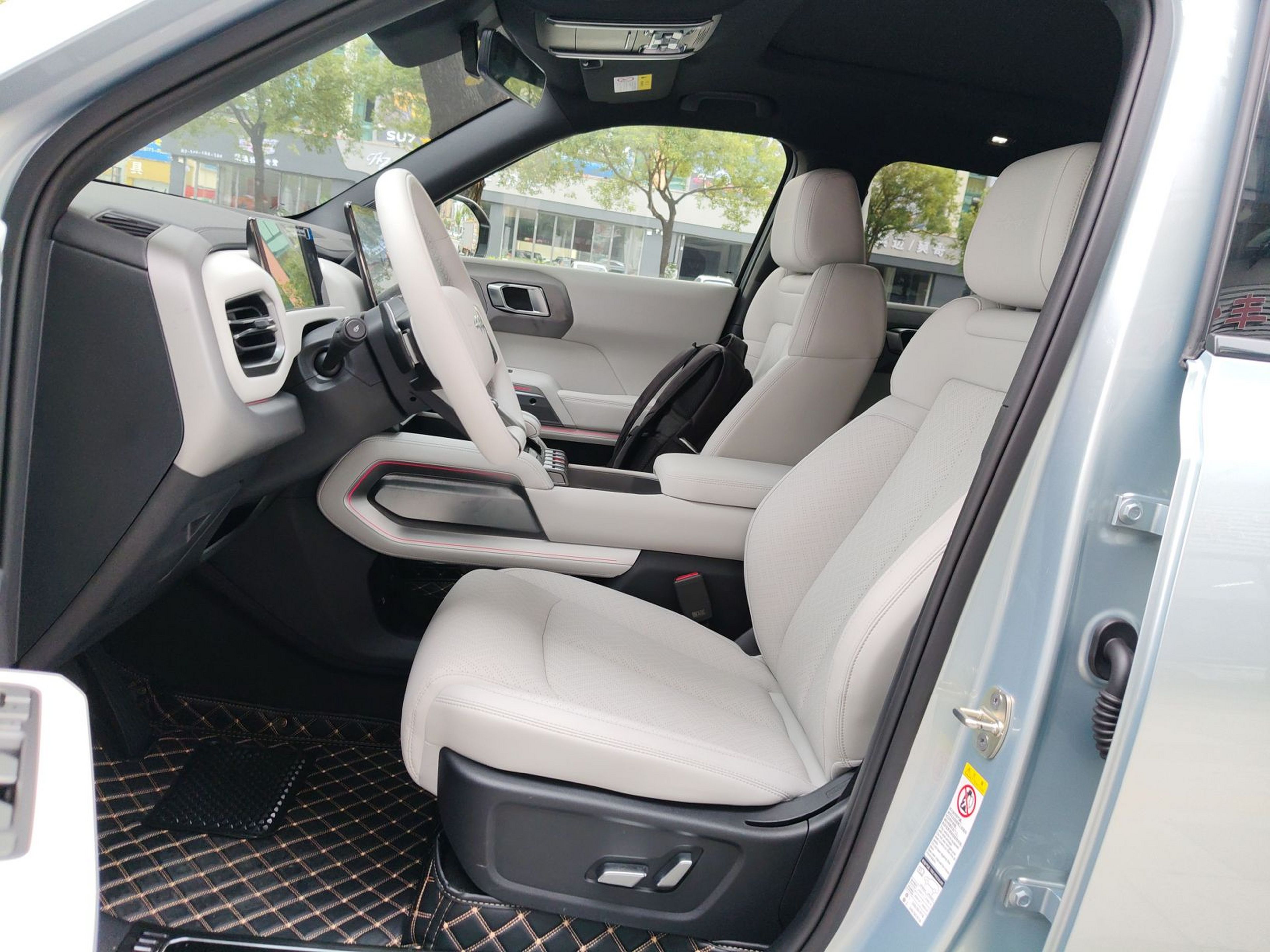 المقاعد الأمامية داخل السيارة