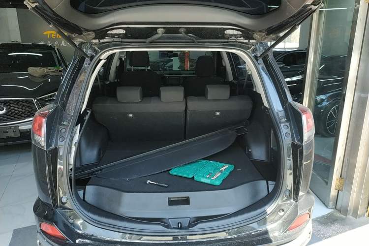 Used Toyota RAV4 2018 2.0L CVT Two-Wheel Drive Fashion X Edition