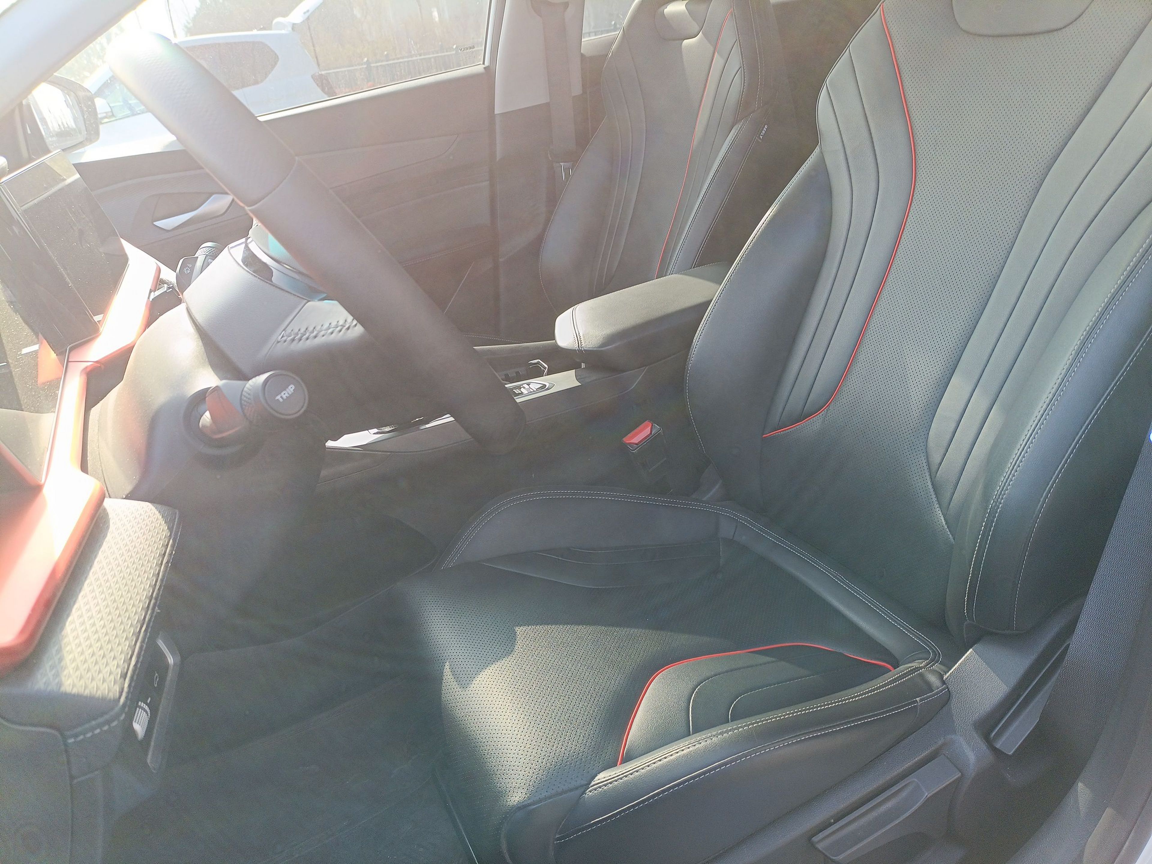 Переднее сиденье в автомобиле