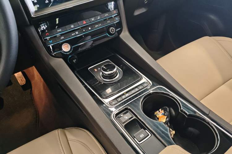 Used Jaguar F-PACE 2016 2.0T Two-Wheel Drive Urban Luxury Edition
