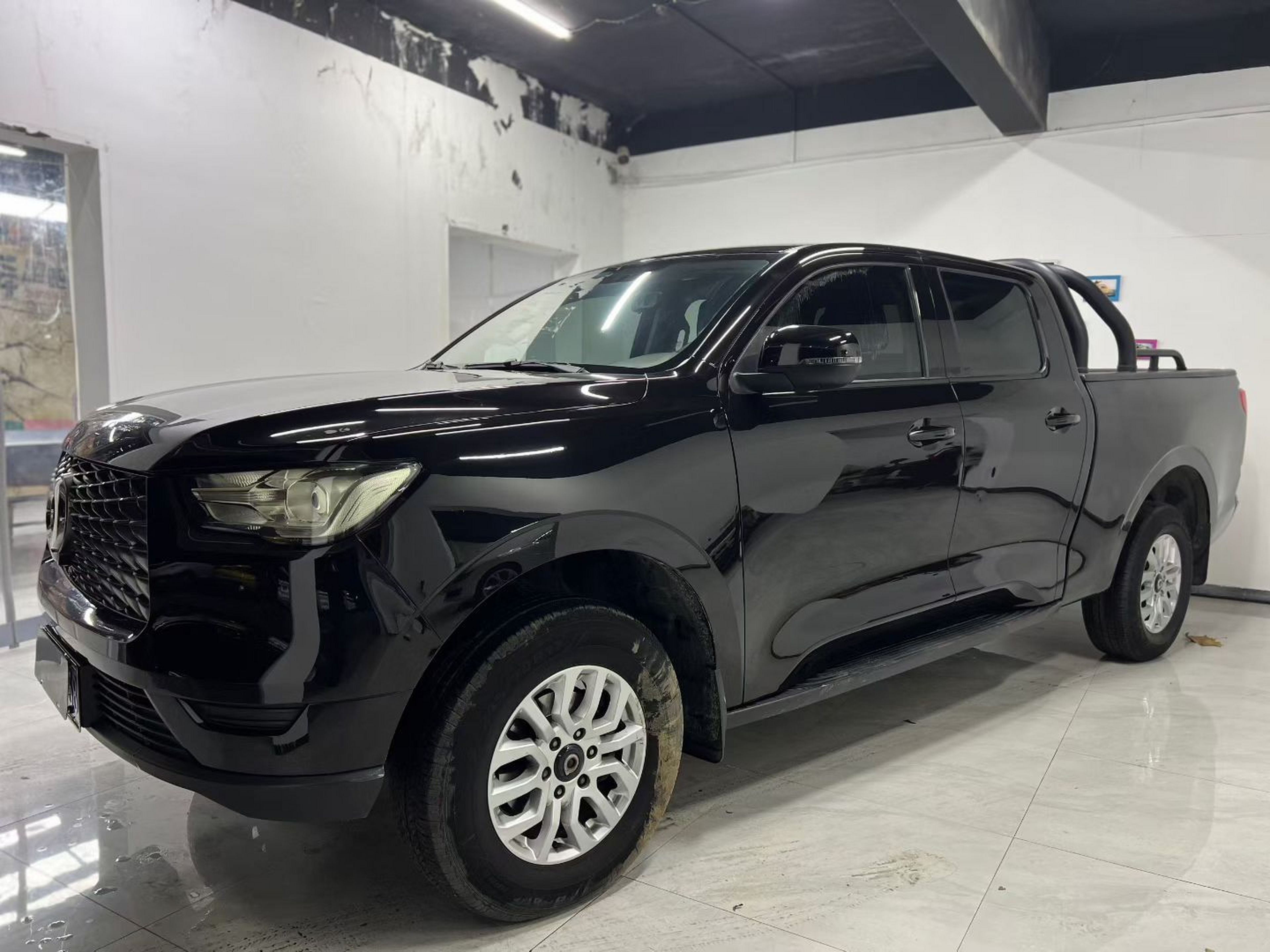 Под передней частью автомобиля