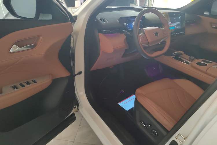 Used Changan UNI-Z New Energy 2024 Blue Whale Smart Electric iDD 125km Excellence Model
