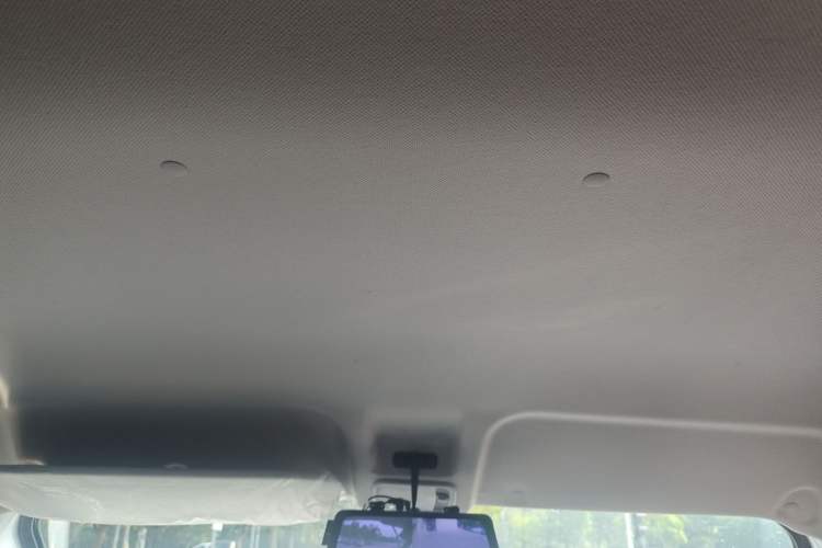 Used Wuling Yangguang 2024 300KM Comfort Version Passenger Van 75kW
