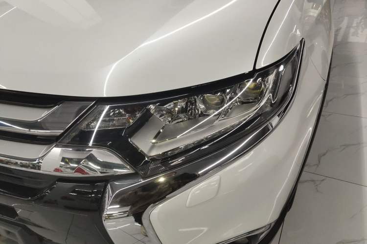 Used Mitsubishi Outlander 2016 2.4L 4x4 Luxury Edition 7-Seater