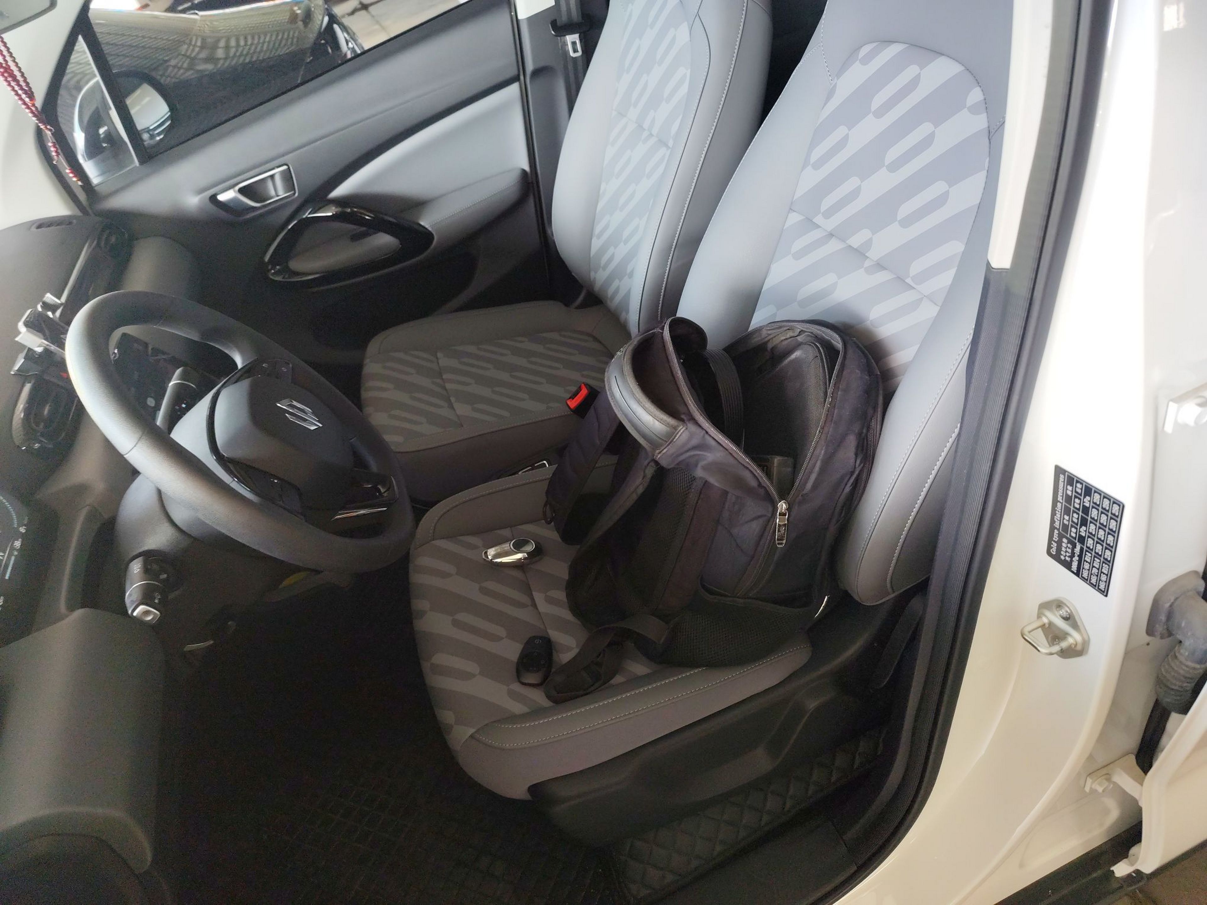 Переднее сиденье в автомобиле