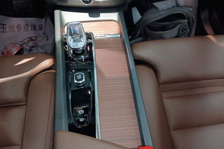 Used Volvo XC60 New Energy 2024 T8 Plug-in Hybrid Long-Range All-Wheel Drive Smart Luxury Edition
