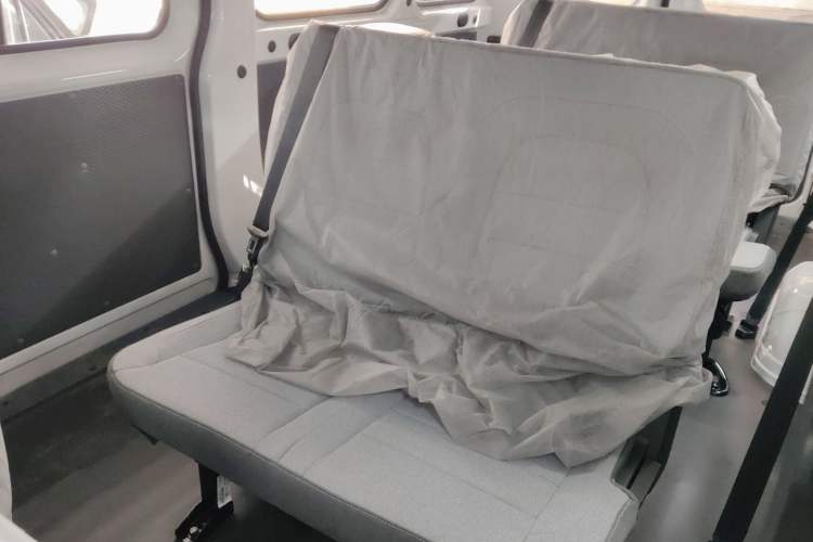 Used Wuling Yangguang 2024 300KM Comfort Version Passenger Van 75kW