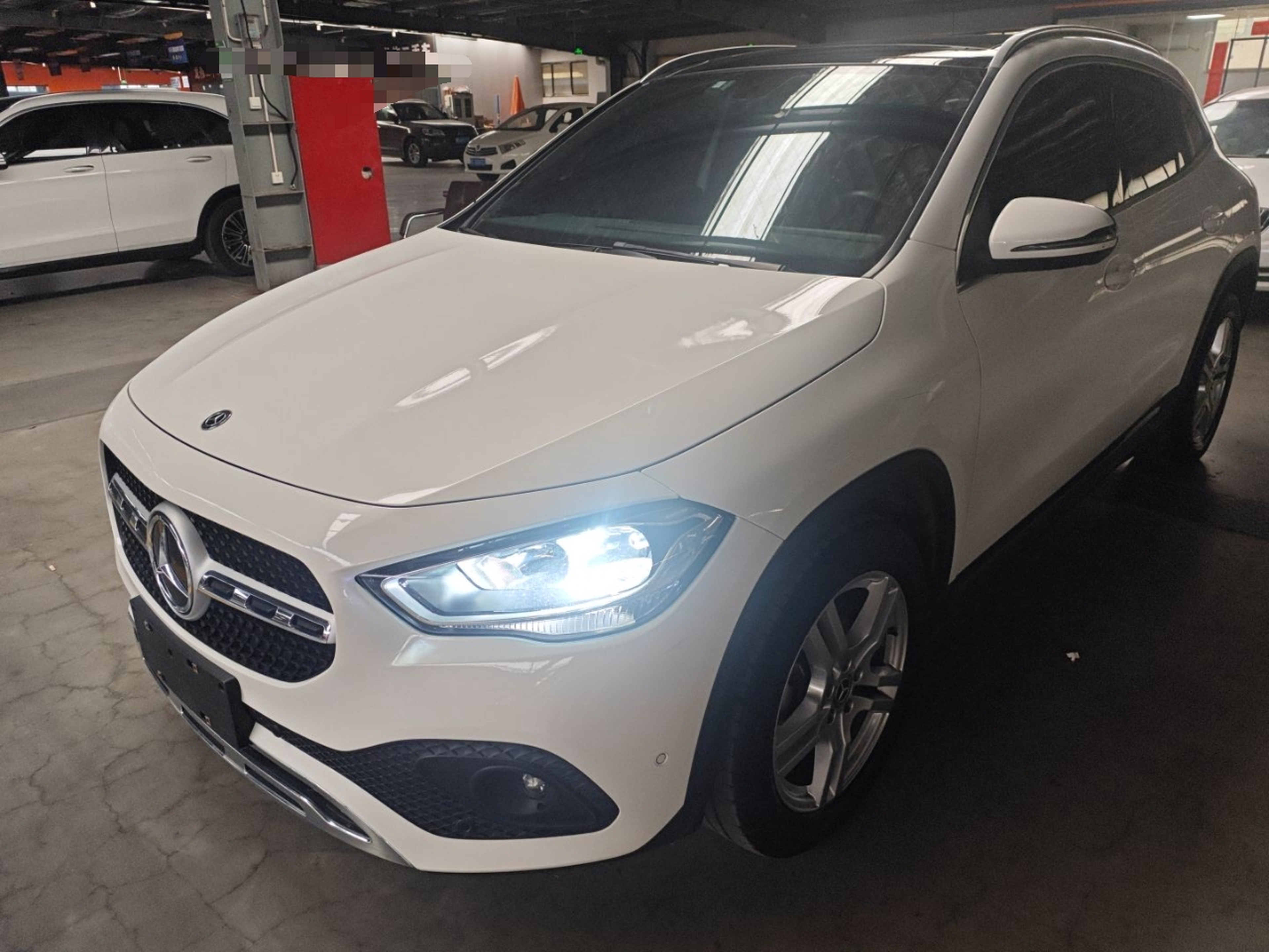 Под передней частью автомобиля