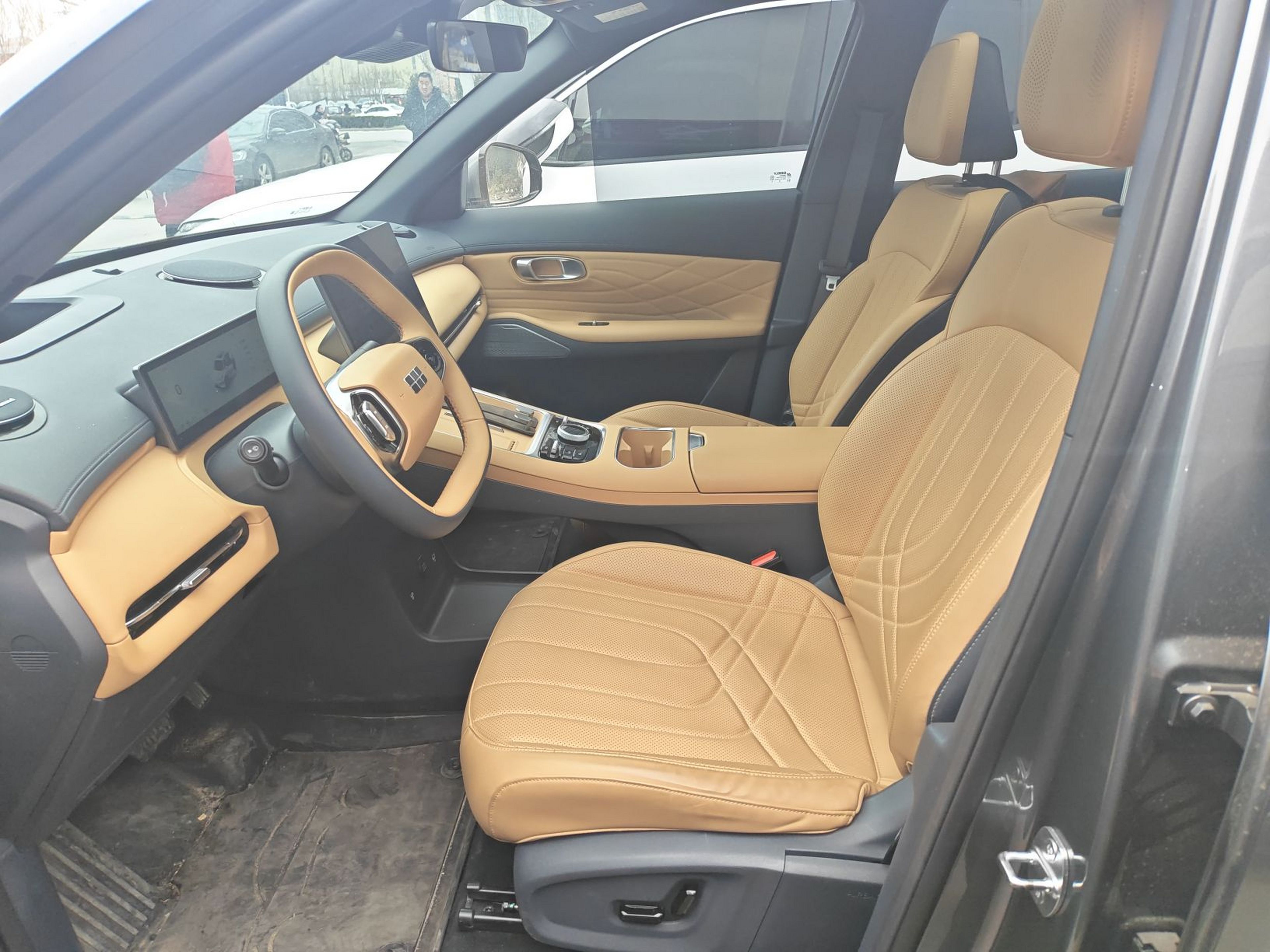 المقاعد الأمامية داخل السيارة