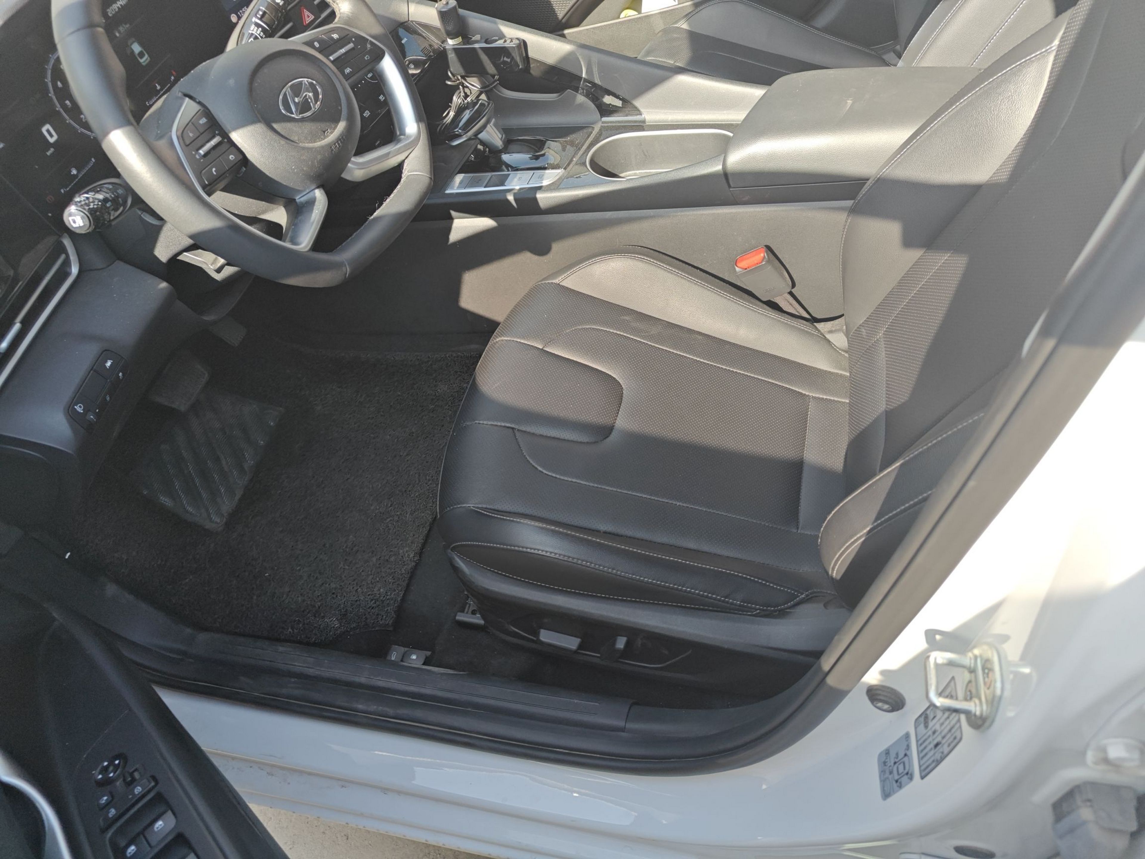 Переднее сиденье в автомобиле