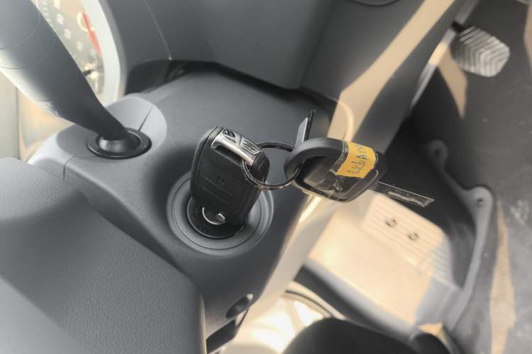 Used Wuling Yangguang 2024 300KM Comfort Version Passenger Van 75kW
