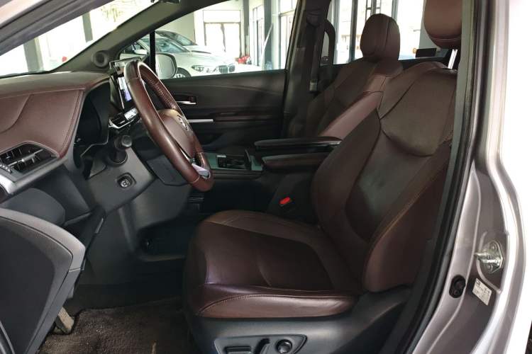 Used Toyota Sienna 2021 2.5L Hybrid Platinum Edition
